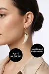 Kemik Taşlı Sallantılı Altın Çelik Küpe